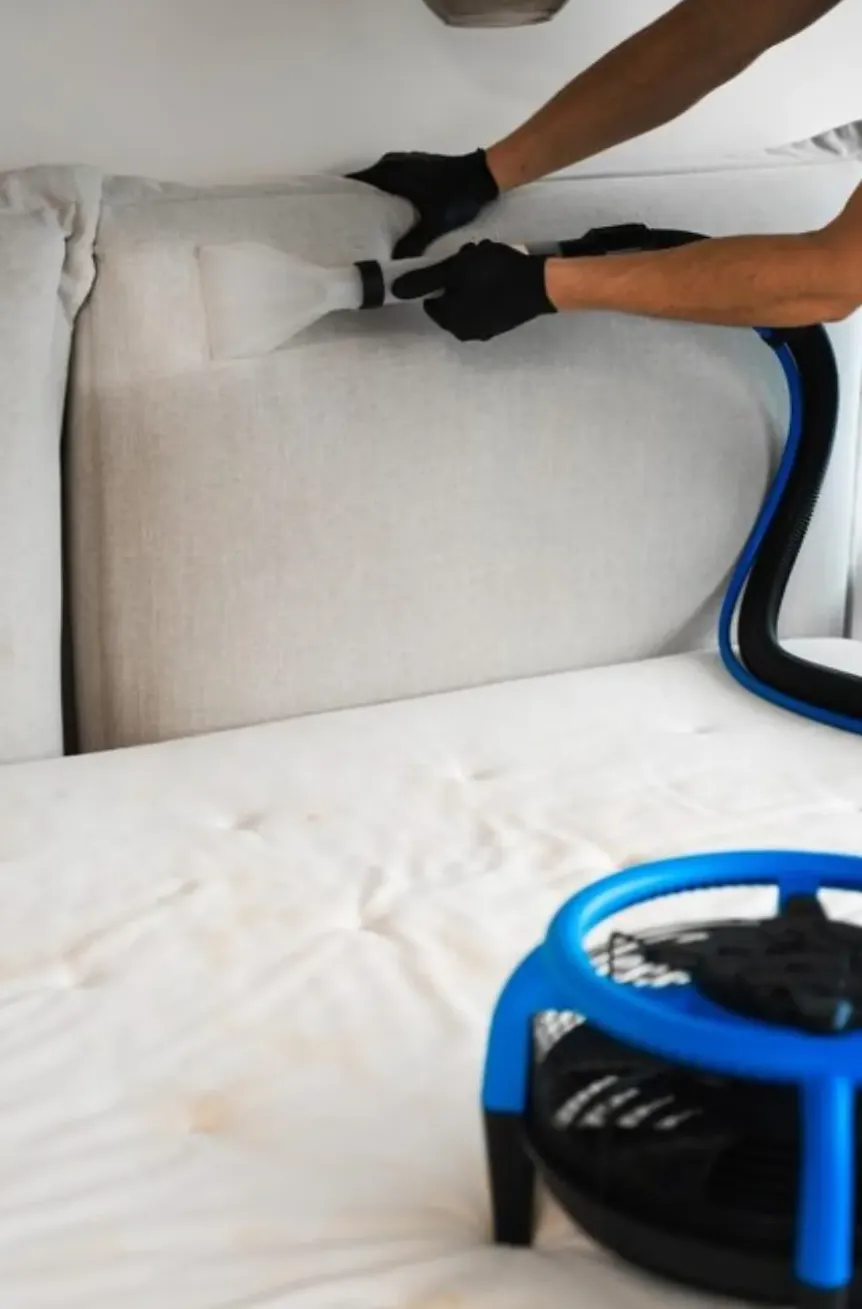 Limpieza del respaldo tapizado de una cama